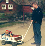 Bild: Lasse med valp i skrinda
