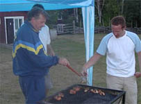 Hasse och Ola vid grillen