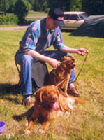 Thoman med sina bägge hundar Valle och Lisa