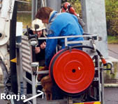 Ronja och Kate &aring;ker med bronton